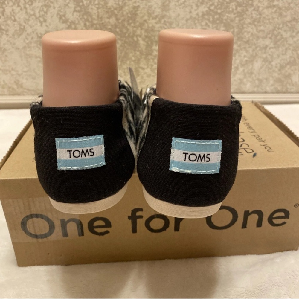 Toms Black and Cream XL Houndstooth Flats - Picture 7 of 12